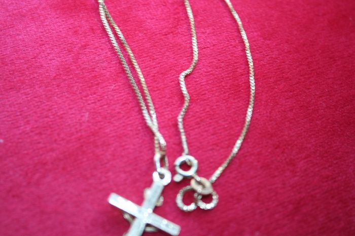 9ct Yellow Gold 375 Pendant Cross on a 9ct Yellow Gold 375 Chain Necklaces 3,5g