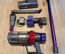 Dyson Cyclone V10 Cordless Vacuum Cleaner + Accessories