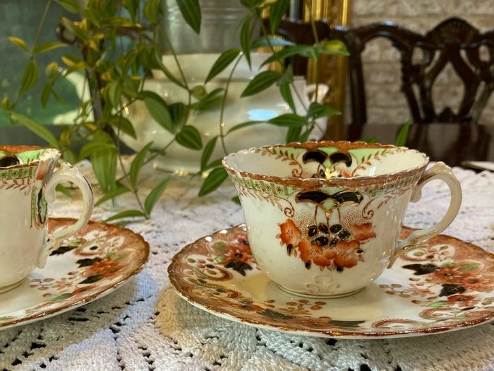 2 vintage cups with plates