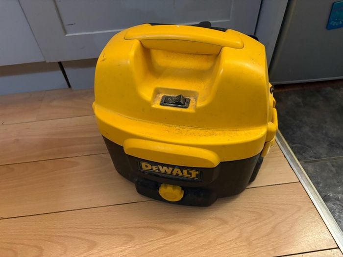DeWalt DC500 corded and cordless Vacuum Cleaner