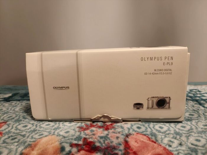 Olympus Pen E-PL9 + Lumix 25mm F1.7 lens Bundle