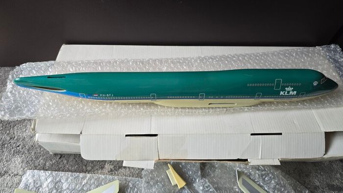 1:130 scale KLM Boeing 747-400 Travel agent model