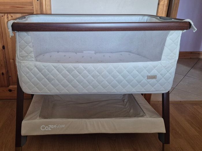 Tutti Bambini CoZee Luxe Bedside Crib, in the walnut/cream