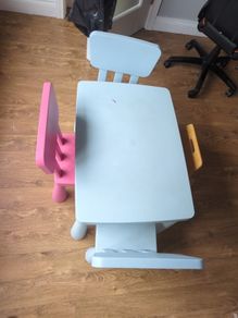 kids table and chairs