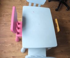 kids table and chairs