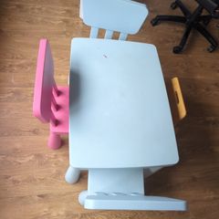 kids table and chairs