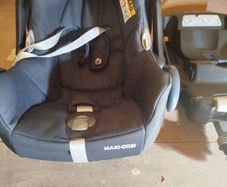 Maxi Cosi Cabriofix Infant Car Seat with 2 Isofix Bases