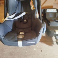 Maxi Cosi Cabriofix Infant Car Seat with 2 Isofix Bases