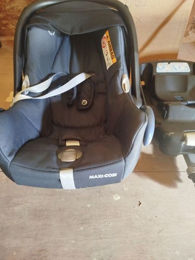 Maxi Cosi Cabriofix Infant Car Seat with 2 Isofix Bases