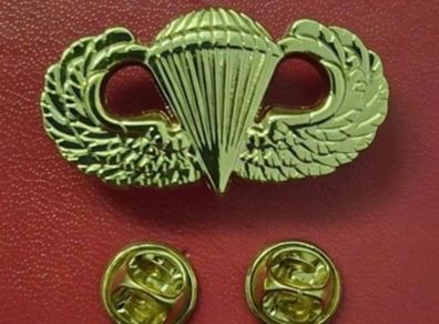 US airborne qualification badge.