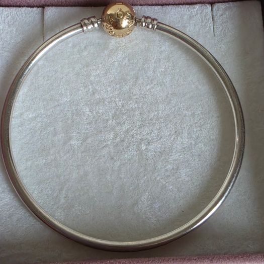 Pandora Moments two-tone bangle ir sterling silver with a 14k yellow gold ball clasp. (Size approx 19cm) for the right size please check all the photos (the bracelet is in very good condition)