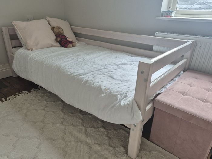 Single Bed (with safety rail)