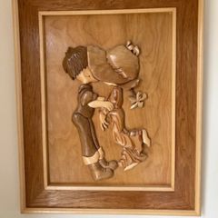 Wooden friends kiss frame wall decor carving