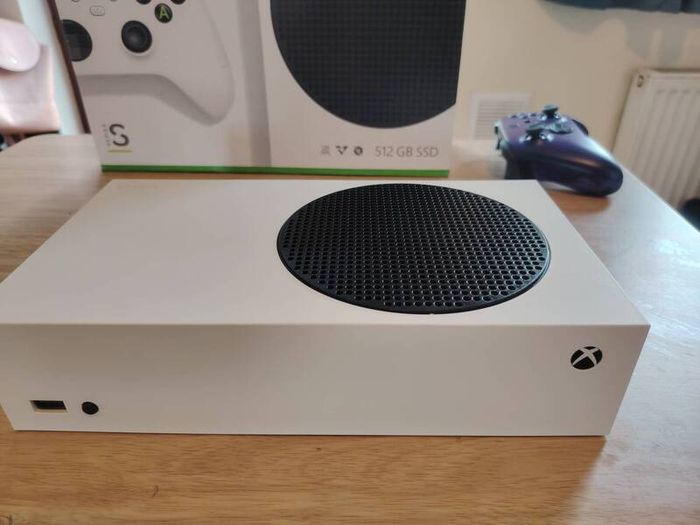 Xbox series S 512GB Mint Condition with Box