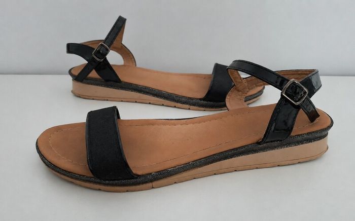 "R & BE" Ladies Black Shimmer Sandals
