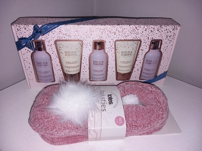 Brand New Baylis and Harding / Totes Toasties Giftset