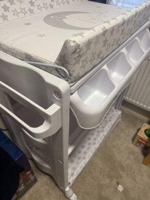 Free changing and bath unit