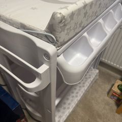 Free changing and bath unit