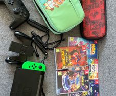 Nintendo Switch  - Pro Controller + 5 Games