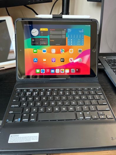 Apple iPad 6th Generation + ZAGG Keyboard Case & Stylus