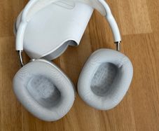 AirPod max 1st gen ( lightning )