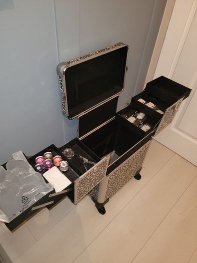 Beauty case on wheels Like New