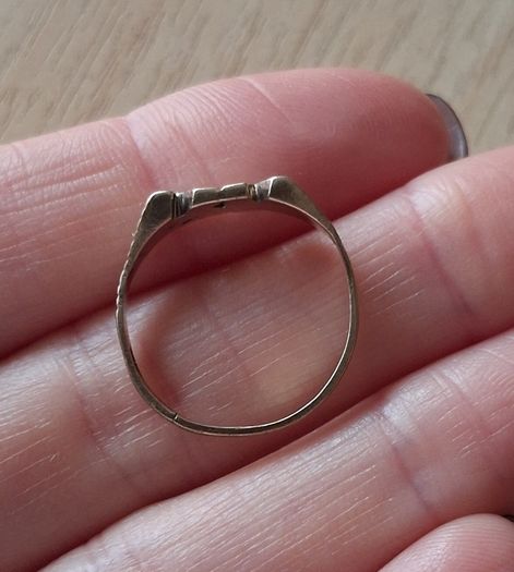 9ct gold ring size M