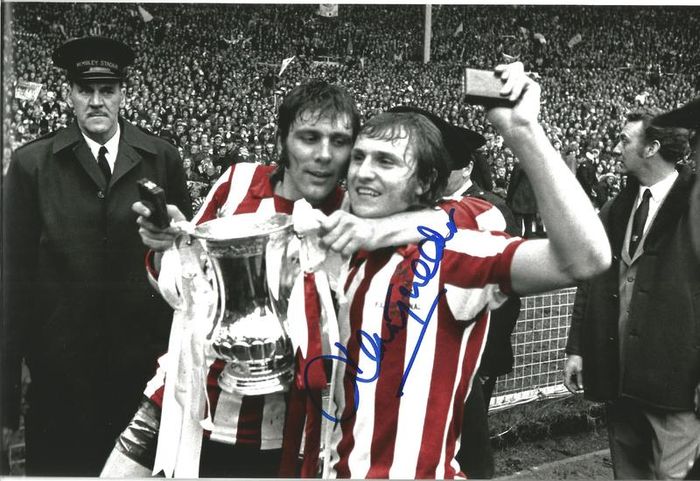 Dennis Tueart Sunderland autograph