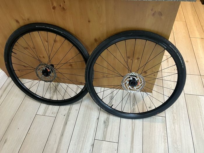 Alex rims 700 x 32 mm tyres, rotors 160mm