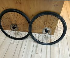 Alex rims 700 x 32 mm tyres, rotors 160mm