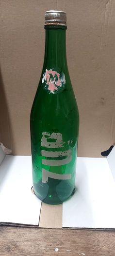 7up bottle with cap,used condition,nice advertising, price includes post to anywhere in Ireland thank you,see pictures,