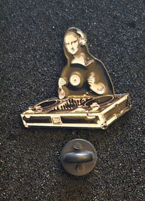 Vinyl records / DJ , pin back badge.