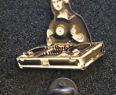 Vinyl records / DJ , pin back badge.