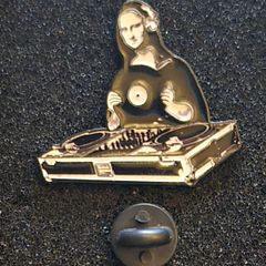 Vinyl records / DJ , pin back badge.