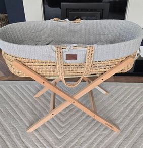 Little green sheep Moses basket and stand