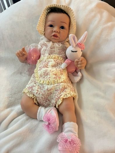 doll.       Very cute full bodied silicone reborn doll