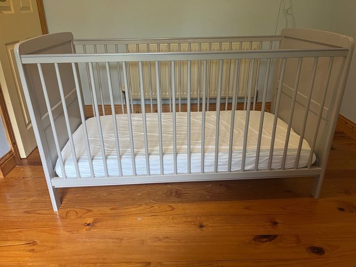 Baby cot bed & toddler bed with mattress