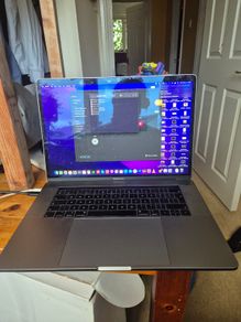 MacBook Pro 15,1/i7-8750H/16GB Ram/256GB SSD/Touch Bar/555x/15" RD/B