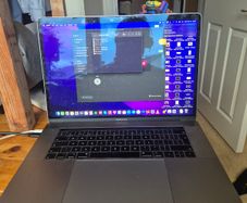 MacBook Pro 15,1/i7-8750H/16GB Ram/256GB SSD/Touch Bar/555x/15" RD/B