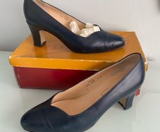 Mitzi Leather Shoes, size 4D