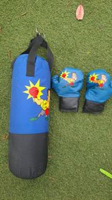 kids punching bag and gloves, bag 600mm long, 200mm diameter. Perfect  nick, barely used