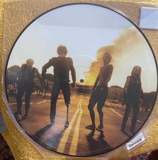 Motley Crew picture disc Dogs of war 12 inch vinyl record German release in mint condition