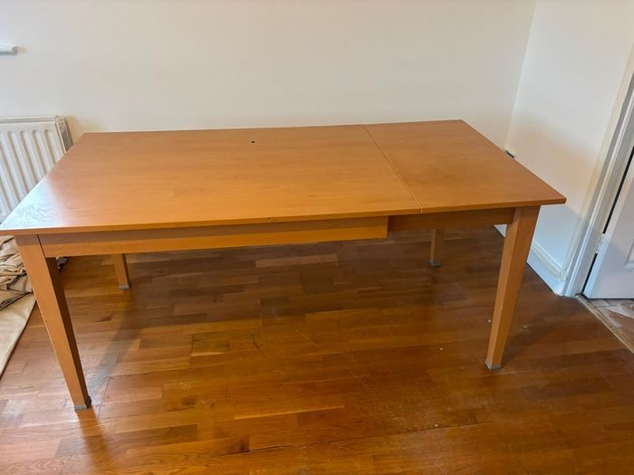 Extendable dining table