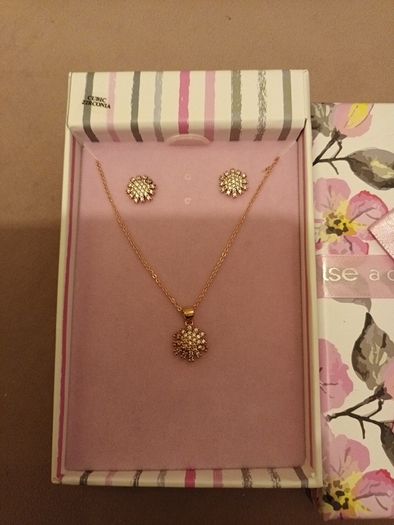 Rose gold earrings and pendant