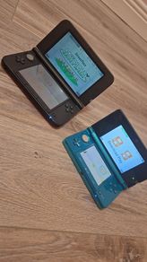 Red Nintendo 3DS xl and Aqua Blue Nintendo 3DS