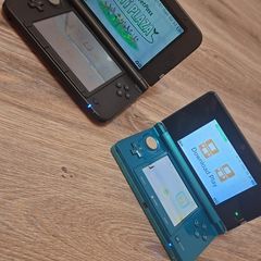 Red Nintendo 3DS xl and Aqua Blue Nintendo 3DS