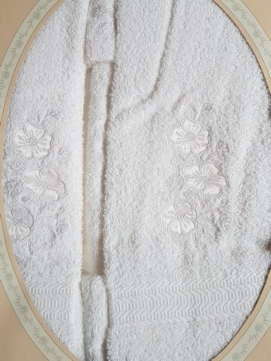 BNIB Portuguese Decorative White Towel Set