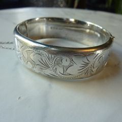 Vintage Solid Silver Hinged Bangle Birmingham 1972 Engraved Floral 27g. With Safety Chain