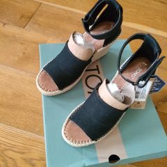 TOMS wedges