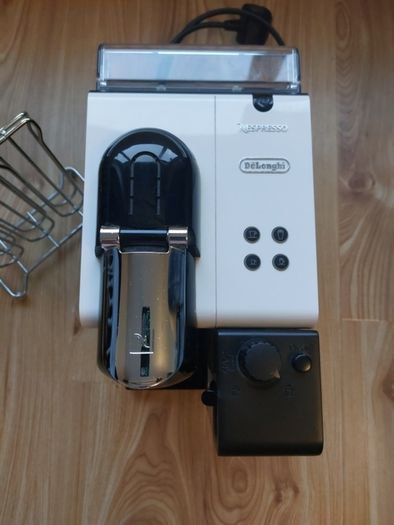coffee machine and pod holder